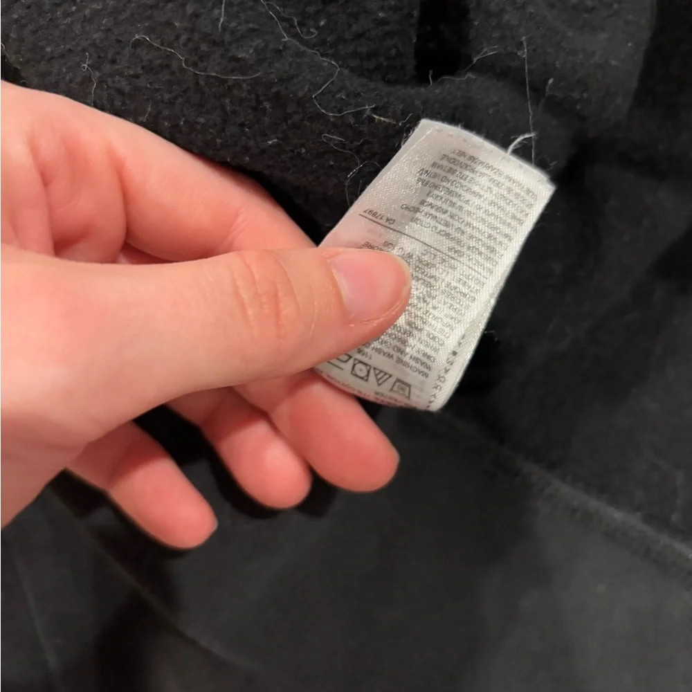 (346) BLACK GAP CREWNECK - Picture 8 of 8